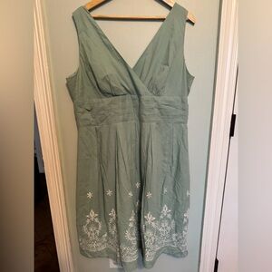 Dressbarn Green Midi Dress with embroidery on the hem. Sz 14